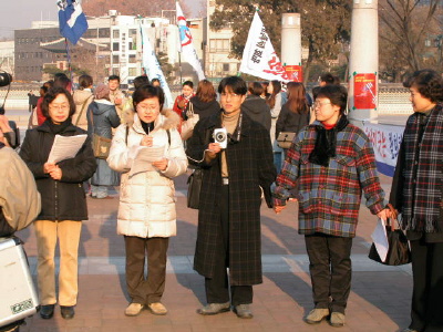 <준비한 추도문을 낭독하는 정토회 어머니들> 